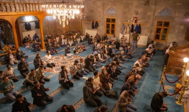 Mevlid Kandili yurt genelinde dualarla idrak edildi