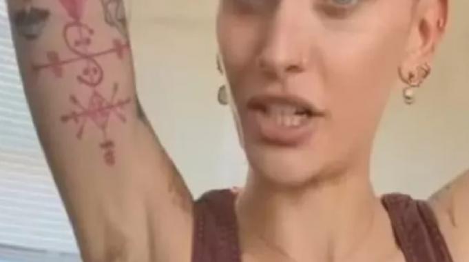 Michael Jackson’ın kızı Paris, koltuk altı kılları uzatıyor