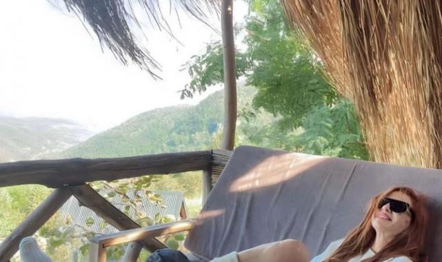 Mine Tugay mini şortlu pozlarıyla olay yarattı! 'Büyüleyici güzellik'