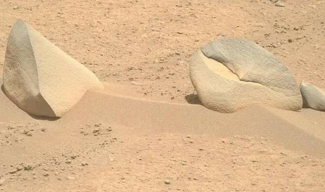 NASA'nın Perseverance gezgini Mars'ta  gizemli kayalar tespit etti