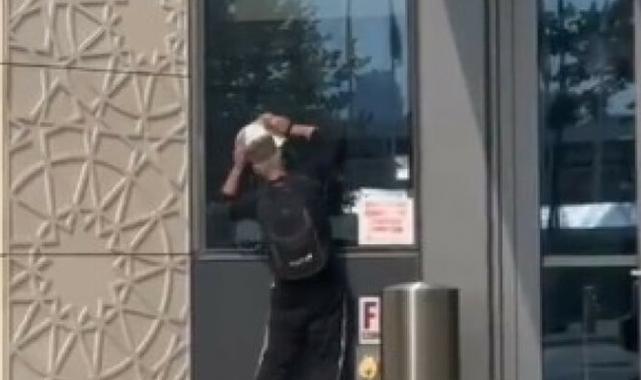 New York'taki Türkevi önünde Kur'an-ı Kerim'e çirkin saldırı