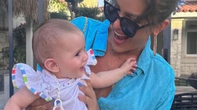 Selin Ciğerci ilk kez kızını paylaştı