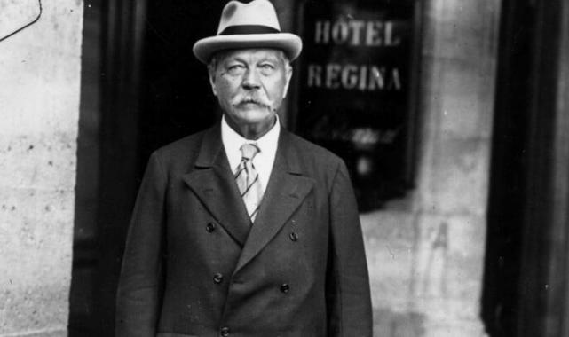 Sherlok Holmes karakterinin yaratıcısı Sir Arthur Conan Doyle'nun yazma teknikleri