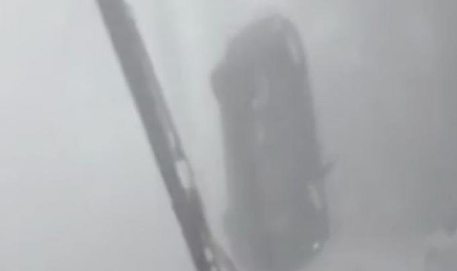 ABD'de kasırga seyir halindeki araca takla attırdı