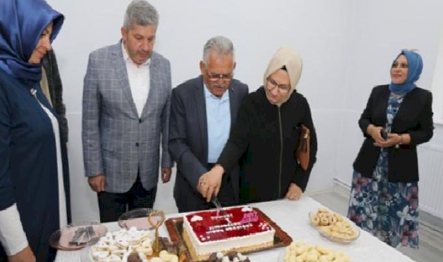 Başkan Büyükkılıç, kadınların ürettiği gilaburulu yaş pastayı eşi ile birlikte kesti