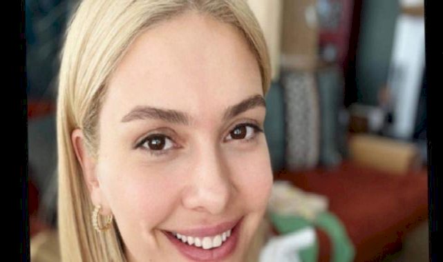 Bergüzar Korel, beyaz bikinisiyle poz verdi