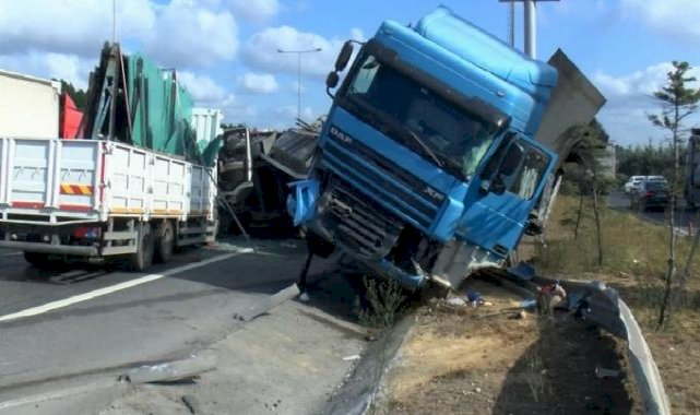 Çekmeköy'de devrilen tıra kamyonet çarptı: 2 yaralı