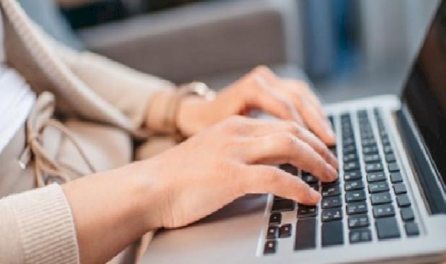 Cep telefonu ve bilgisayardan yayılan mavi ışık yaşlandırıyor