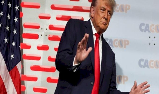 Donald Trump, yönünü şaşıran Joe Biden'ın taklidini yaptı