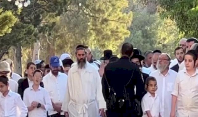 İsrail polisi korudu: Yahudi yerleşimcilerden Mescid-i Aksa'ya baskın