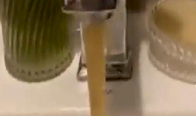 İstanbul'da musluklardan çamurlu su akması vatandaşları isyan ettirdi