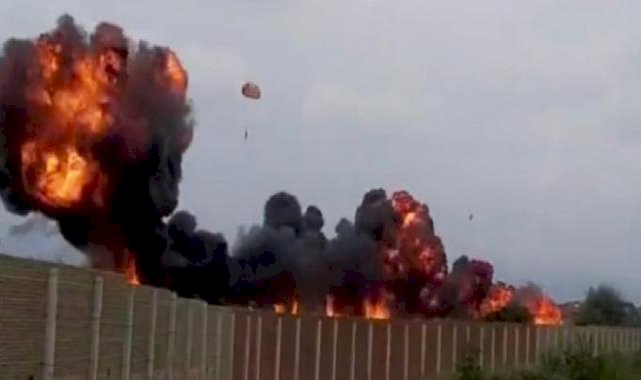 İtalya'da akrobasi uçağı düştü: 1 çocuk can verdi