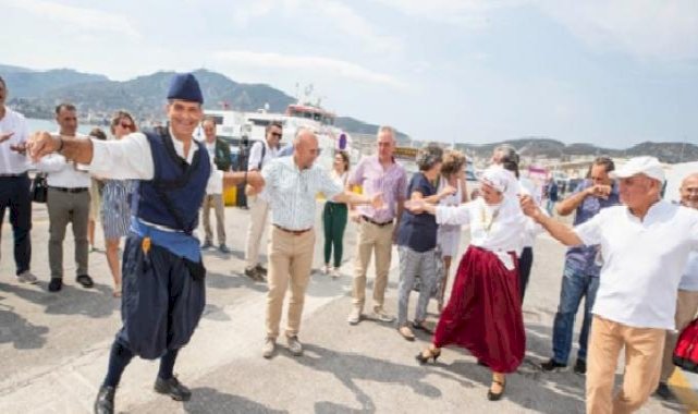 İzmir-Midilli seferleri sezonu dostluk mesajlarıyla kapattı