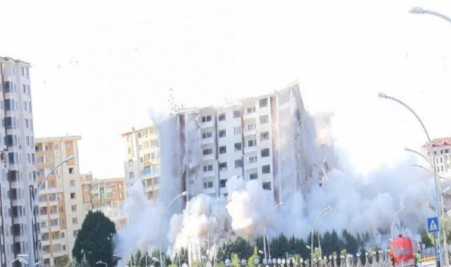 Malatya'da 13 katlı bina patlatılarak yıkıldı! Vatandaş gözyaşı içerisinde izledi