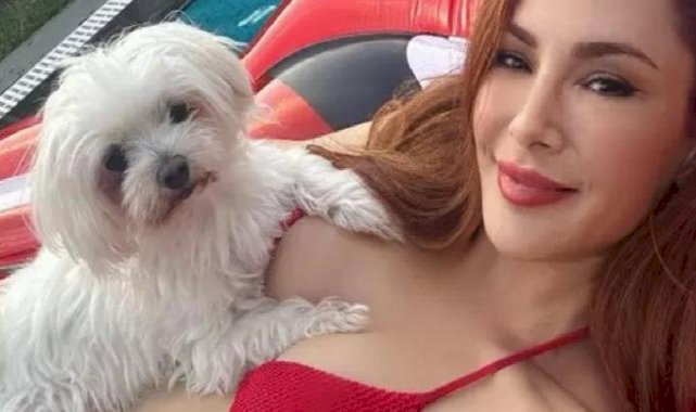 Mine Tugay havuzda köpeğiyle poz verdi