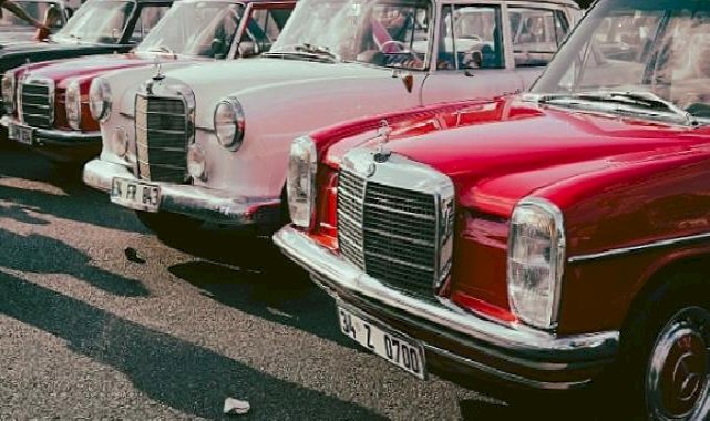 Rengarenk Klasik Otomobiller Harem'den Üsküdar Meydanına doğru nostaljik tura çıktı