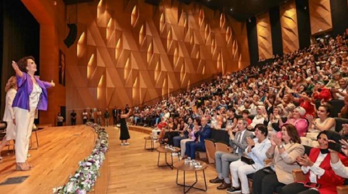 Usta Oyuncu Hülya Koçyiğit Denizlili kadınlarla buluştu