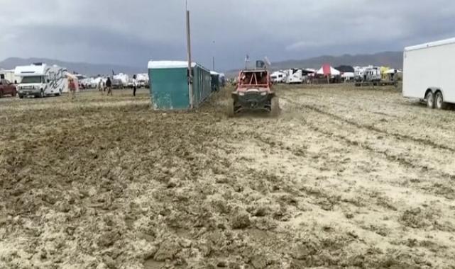 Yağmurla felakete dönüşen Burning Man festival alanında çıkışlar başladı