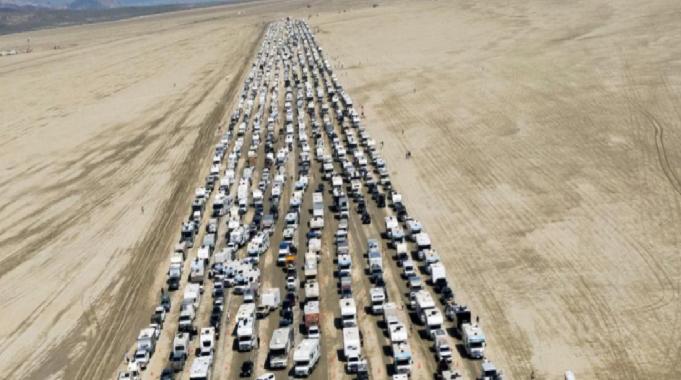 Yağmurla felakete dönüşen Burning Man festival alanında çıkışlar başladı