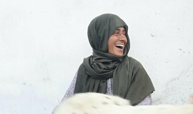 Yıldız Tilbe başörtüsü takıp köy yaşamından doğal halini paylaştı