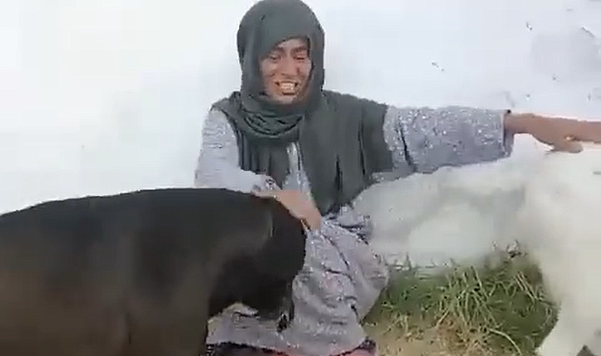 Yıldız Tilbe başörtüsü takıp köy yaşamından doğal halini paylaştı