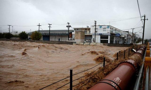 Yunanistan'ı önce yangınlar şimdi de sel vurdu!