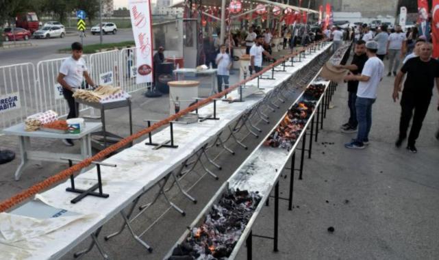 Adana'da 100. yıl kutlamaları! 100 metre boru kebap yapıldı: 120 kilogram kömür kullanıldı...