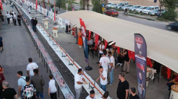 Adana&#039;da 100. yıl kutlamaları! 100 metre boru kebap yapıldı: 120 kilogram kömür kullanıldı...