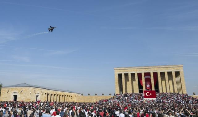 Anıtkabir'e ziyaretçi akını