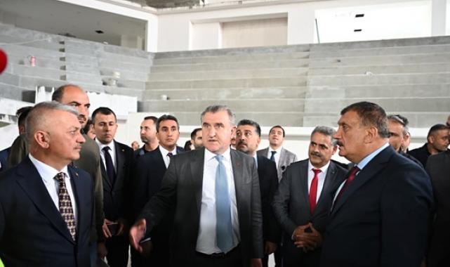 Bakan Bak Orduzu Gençlik ve Spor Kompleksi'nde incelemelerde bulundu