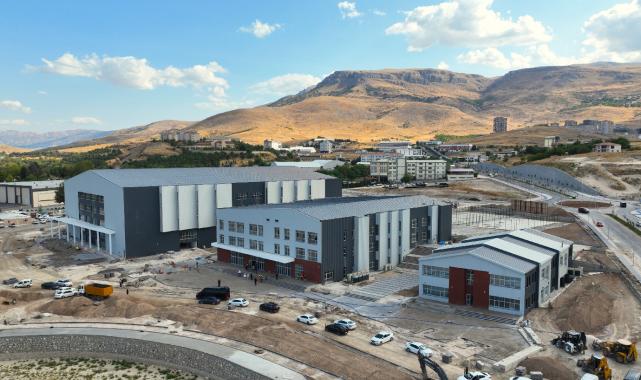 Bakan Bak Orduzu Gençlik ve Spor Kompleksi'nde incelemelerde bulundu