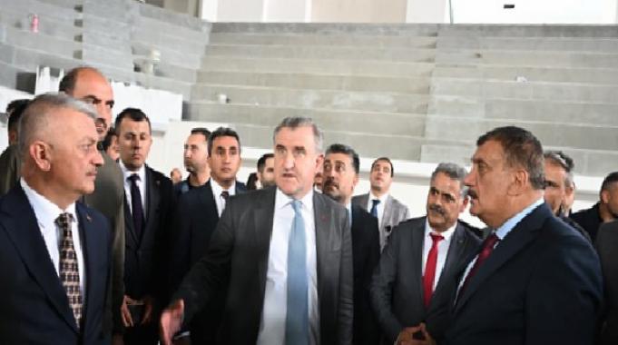 Bakan Bak Orduzu Gençlik ve Spor Kompleksi'nde incelemelerde bulundu