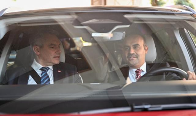 Bakan Kacır ile Avusturya Şansölyesi Nehammer, TBMM’ye Togg ile geçti