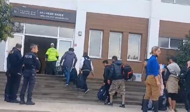 Balıkesir açıklarındaki balıkçı teknesinde 120 kaçak göçmen yakalandı