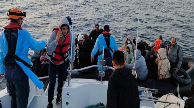 Balıkesir&#039;de düzensiz göçmen hareketliliği! Lastik botta mahsur kalan 45 kişi kurtarıldı