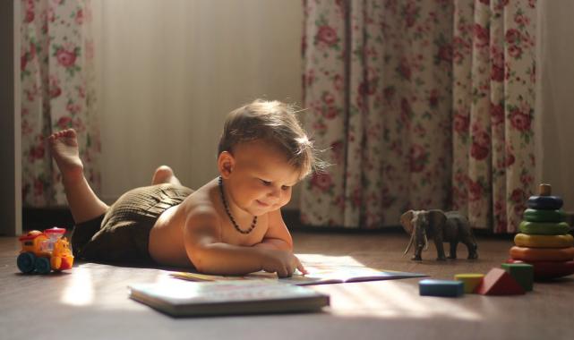 Bebeklikte kitap tutma bile okula hazırlıyor