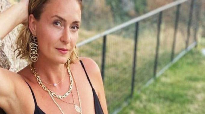 Ceyda Düvenci&#039;den bikini çıkışı!