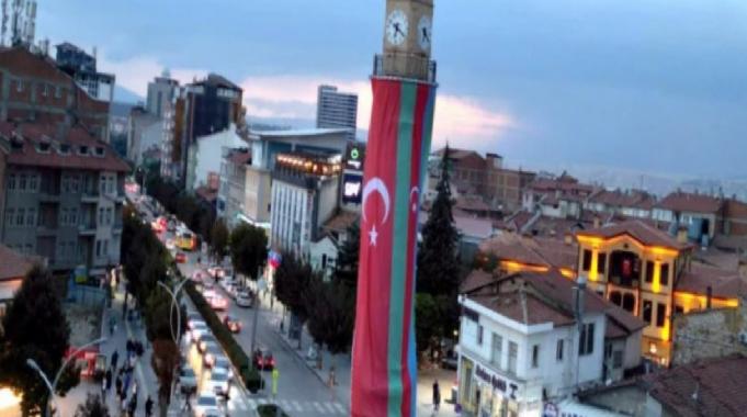 Çorum Saat Kulesi&#039;ne kardeşlik bayrağı asıldı