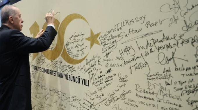 Cumhurbaşkanı Erdoğan, 100'üncü yıl panosuna imza attı