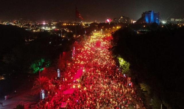 Cumhuriyet'imiz 100 yaşında! Tüm yurtta fener alaylı kutlama