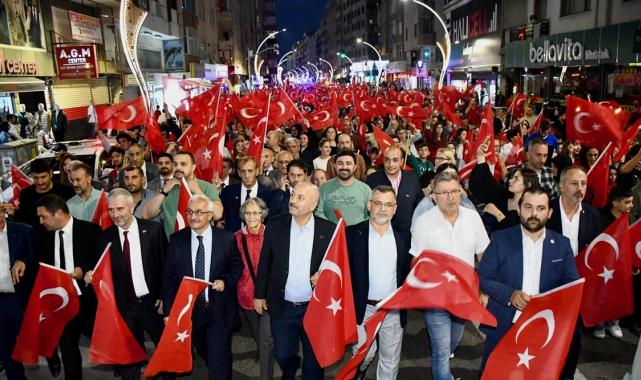 Cumhuriyet'imiz 100 yaşında! Tüm yurtta fener alaylı kutlama