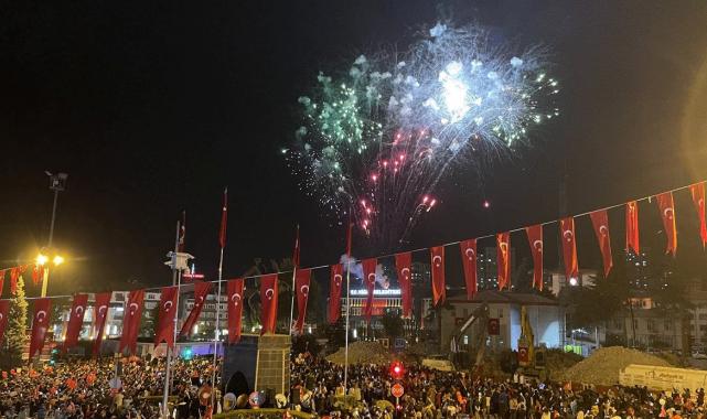 Cumhuriyet'imiz 100 yaşında! Tüm yurtta fener alaylı kutlama