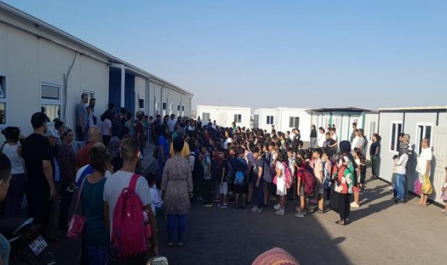 Depremzede çift, öğrencilerinin kitap eksiğini tamamladı