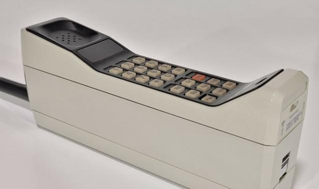 Dünyada satılan ilk cep telefonu: Motorola DynaTAC 8000X
