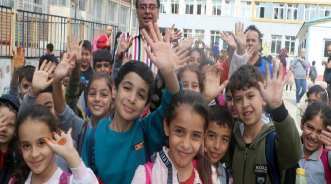 Gaziantep&#039;te 44 dil bilen ingilizce öğretmeni: İnanmayan test edebilir