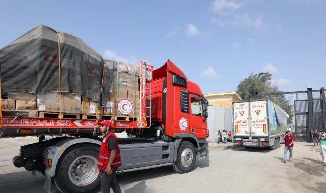 Gazze'ye insani yardım!  Refah Sınır Kapısı’ndan 51 tır geçti...