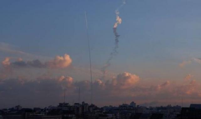 Hamas'ın füzeli saldırısına İsrail'den karşılık! Savaş durumuna geçildi