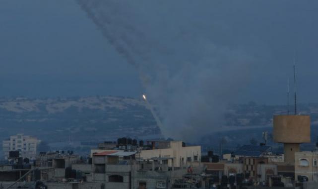 Hamas'ın füzeli saldırısına İsrail'den karşılık! Savaş durumuna geçildi