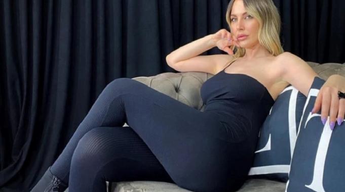 Hande Sarıoğlu bir erkeğin bacaklarına sarıldı... Dekoltesi olay oldu: "Icardi mi o"