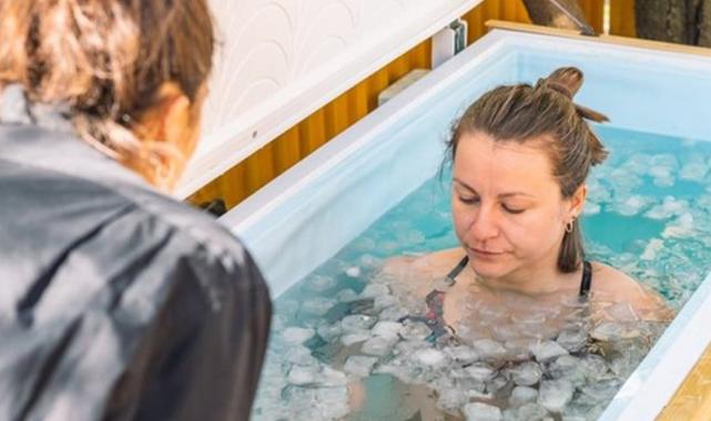 Hem dinç hem de genç görünmeye buz gibi keskin çözüm! Bu yöntem sadece 5 dakikanızı alacak...